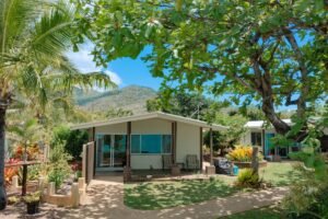 Montes Reef Resort Single room bungalow