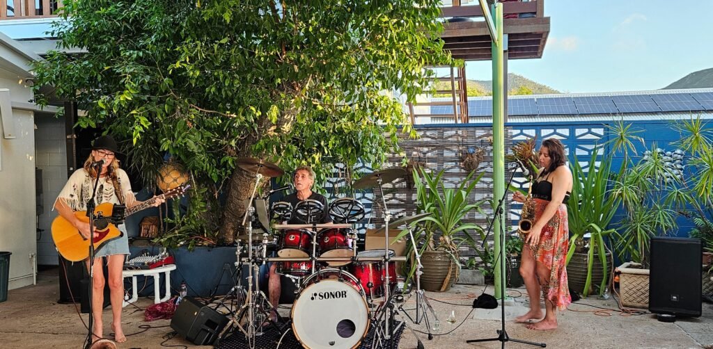 A band performing at Montes Bar and grill